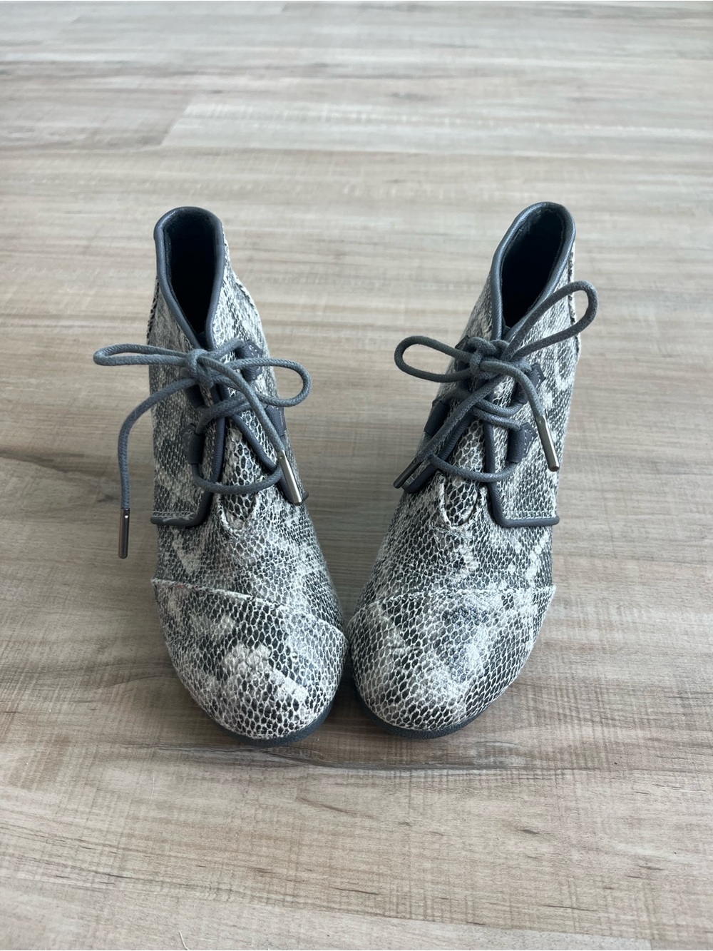 Toms Kala Gray Snake-Print Lace-Up Wedge Ankle Boots size W6.5